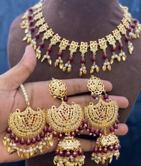 JADAUE NECKLACE WITH EARRINGS TIKKA