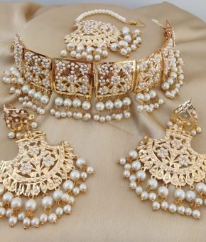 JADAUE NECKLACE WITH EARRINGS TIKKA